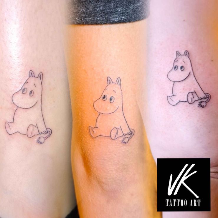 Tres pequeños tatuajes de un gato en el brazo de una persona