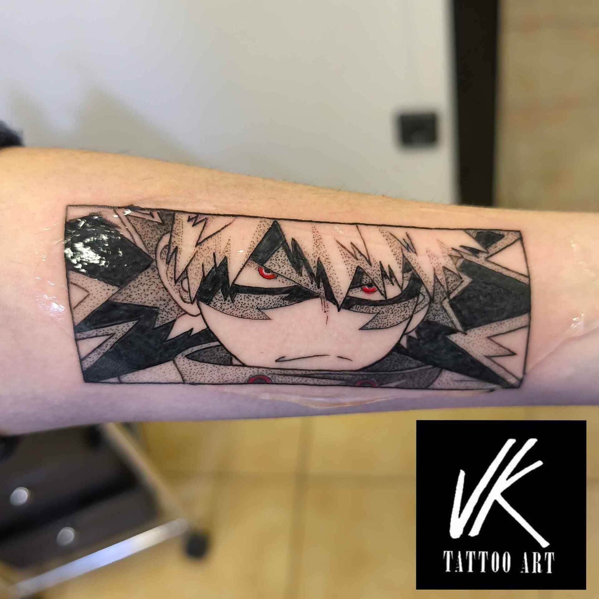 Un tatuaje en el brazo de una persona que dice vk tattoo art