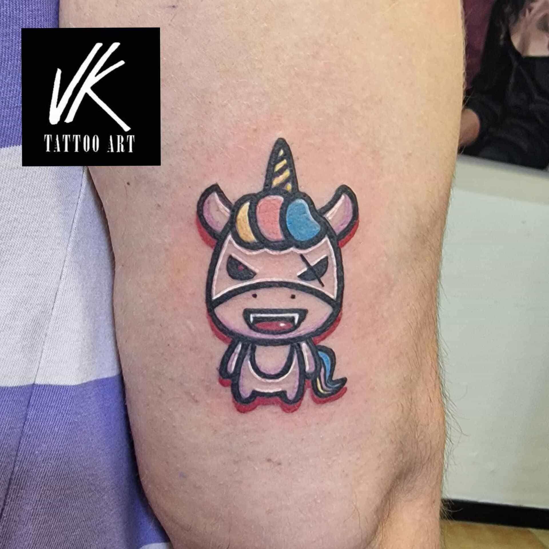 Un hombre tiene un tatuaje de un unicornio en su brazo.