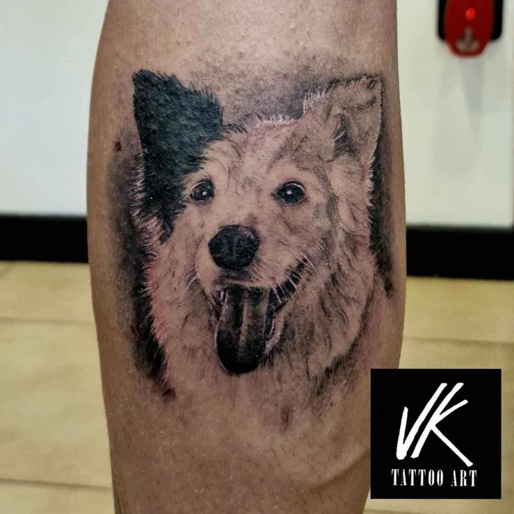 Un tatuaje en blanco y negro de un perro en la pierna de una persona.