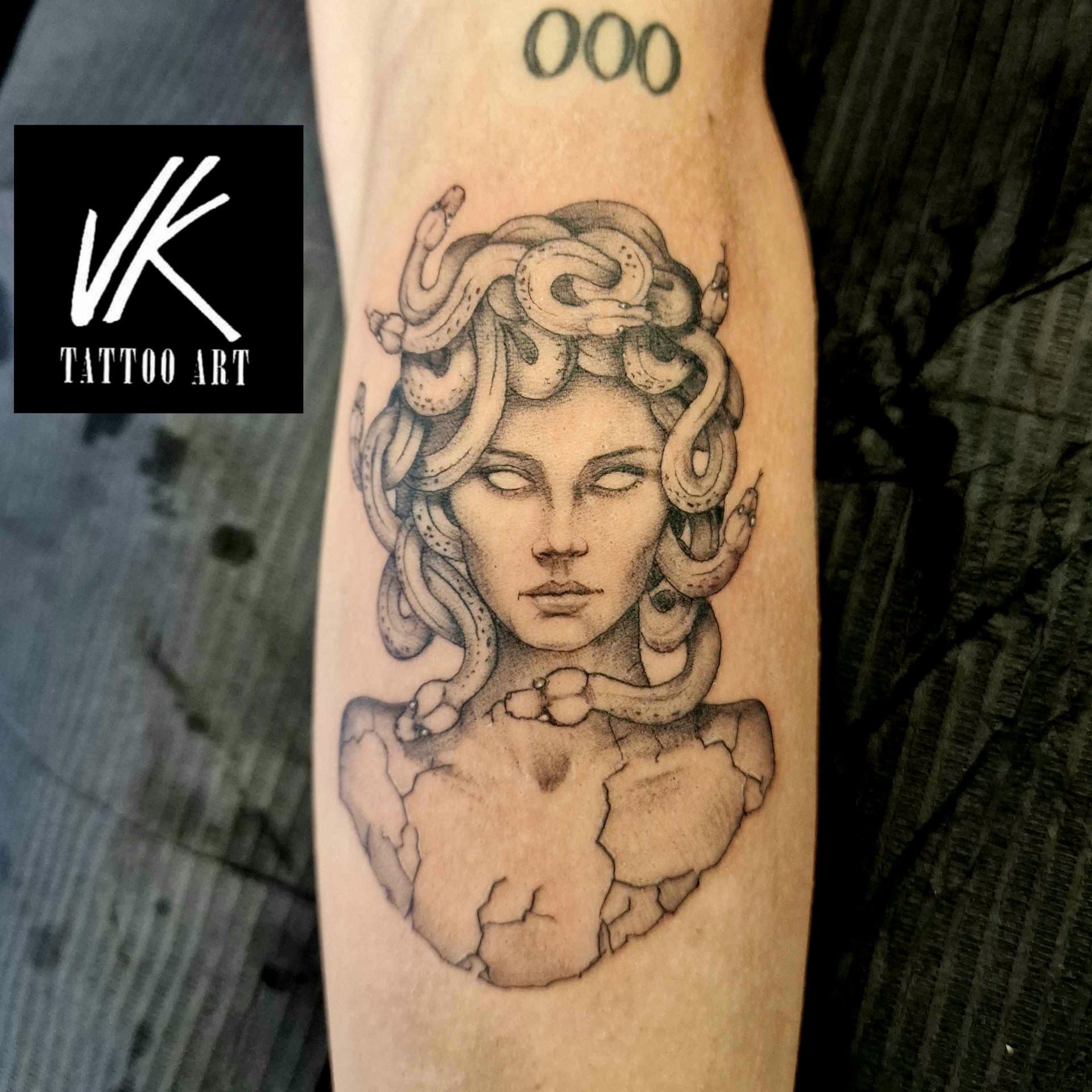 Una mujer tiene un tatuaje de Medusa en su brazo.