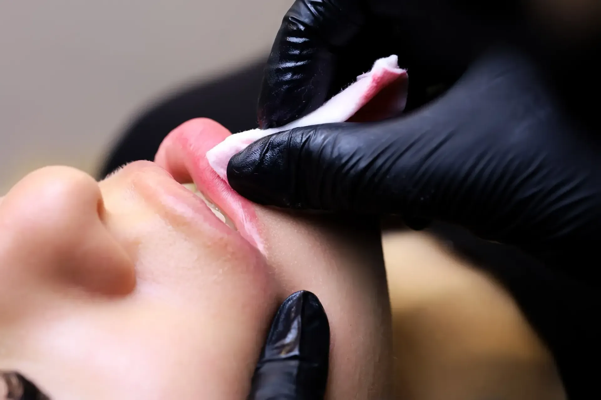 Mujer con cabello lacio y rubio, vistiendo un top estampado, en un espacio bien iluminado.