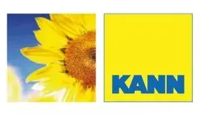 Logo: Sonnenblume vor blauem Himmel und gelbem Quadrat mit blauem Schriftzug „KANN“.