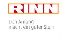 RINN-Logo mit rot umrandetem weißen Text und dem Slogan: „Der Anfang ist ein guter Stein.“