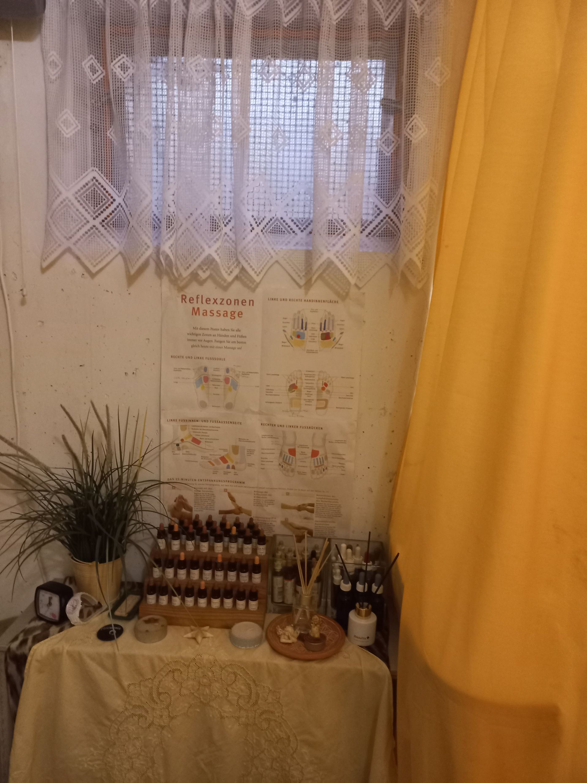 Ein Raum mit einem Tisch und einem Fenster mit einem gelben Vorhang.