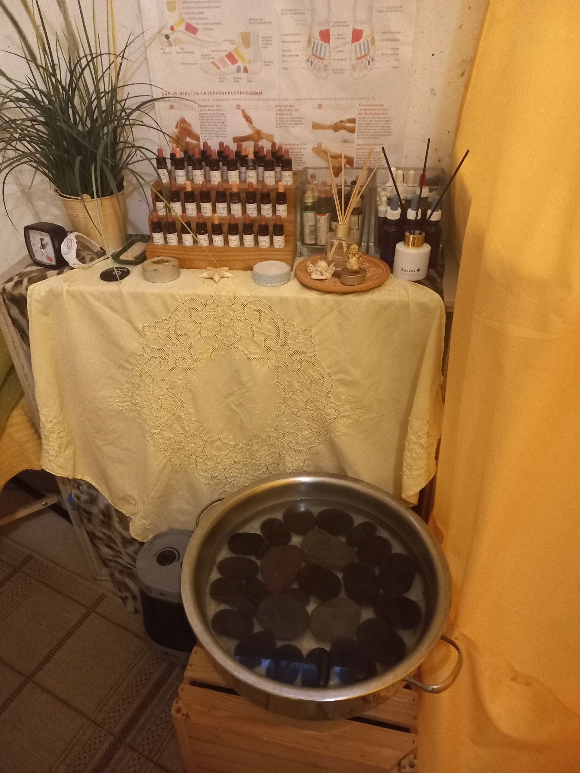 Ein Tisch mit Flaschen und einer Schüssel Wasser darauf