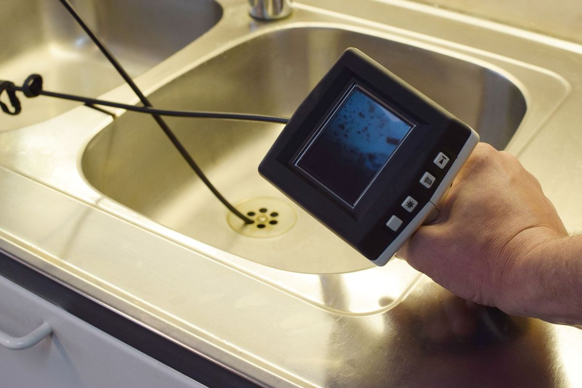 Inspection d'un lavabo par caméra