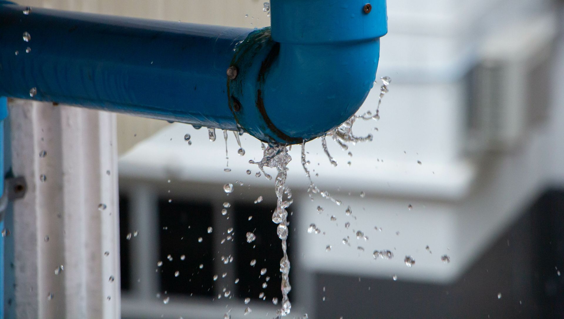 Eau fuyant d'une canalisation