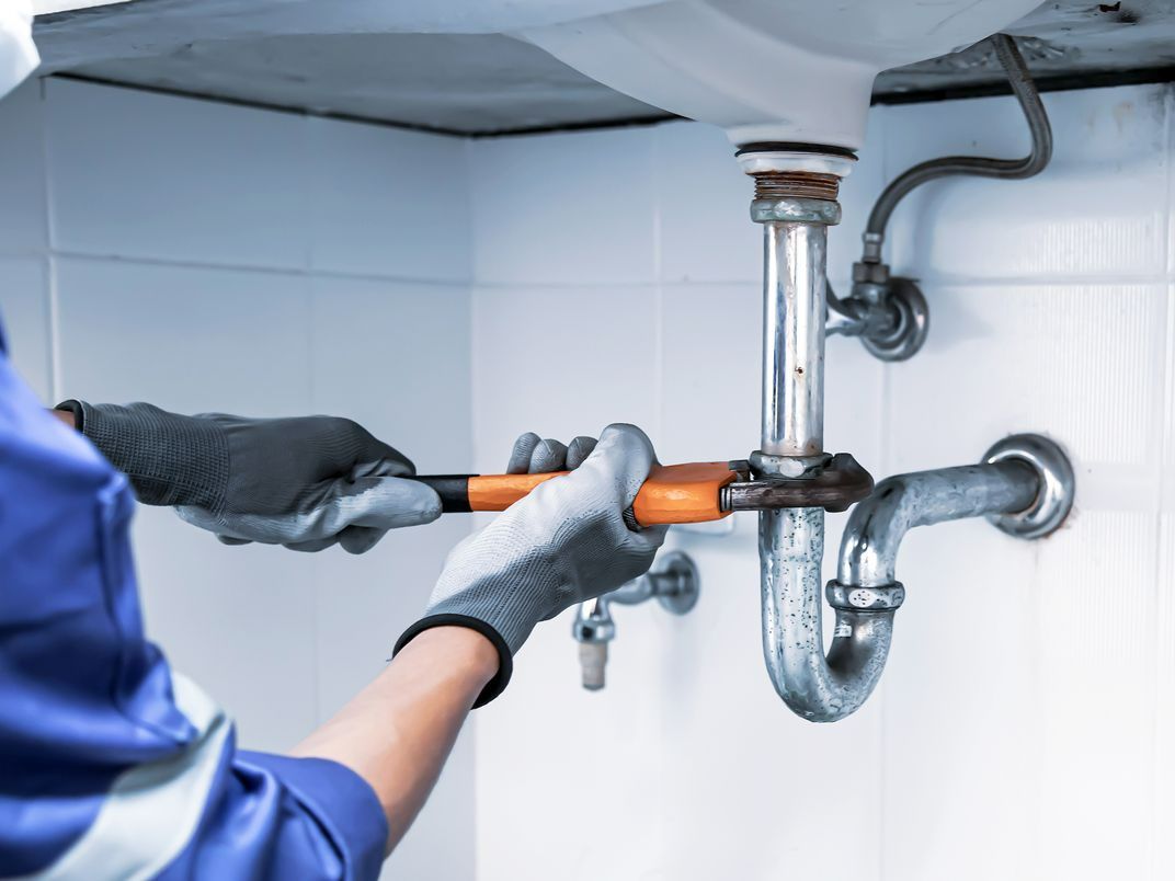 Réglage d'une évacuation d'eau avec une clé