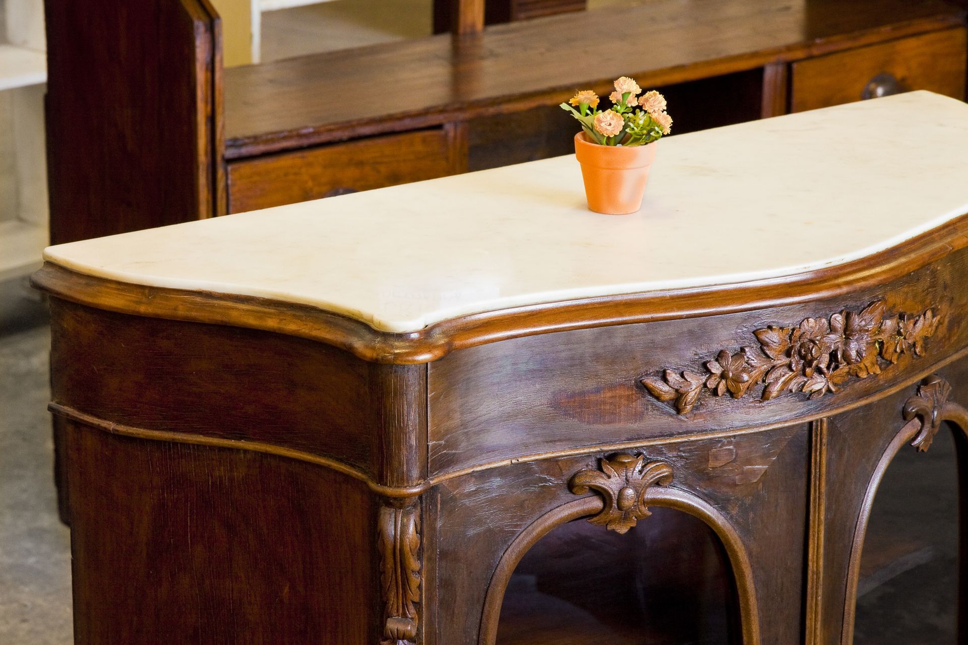 Una mesa de madera con una planta en maceta encima.