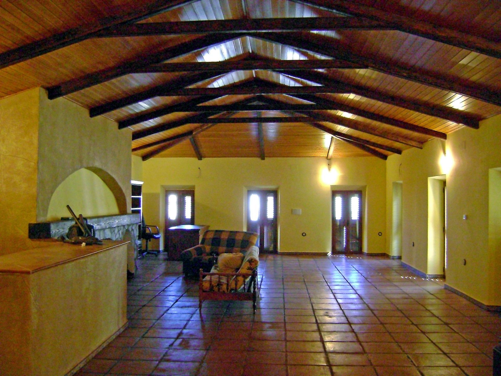 Una habitación grande con techo de madera y un sofá.