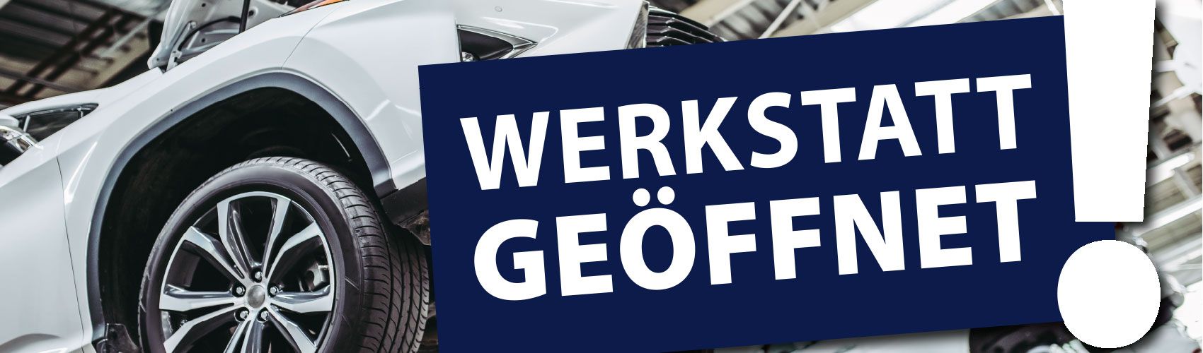 Ein Schild mit der Aufschrift „Werkstatt geöffnet“ neben einem Auto