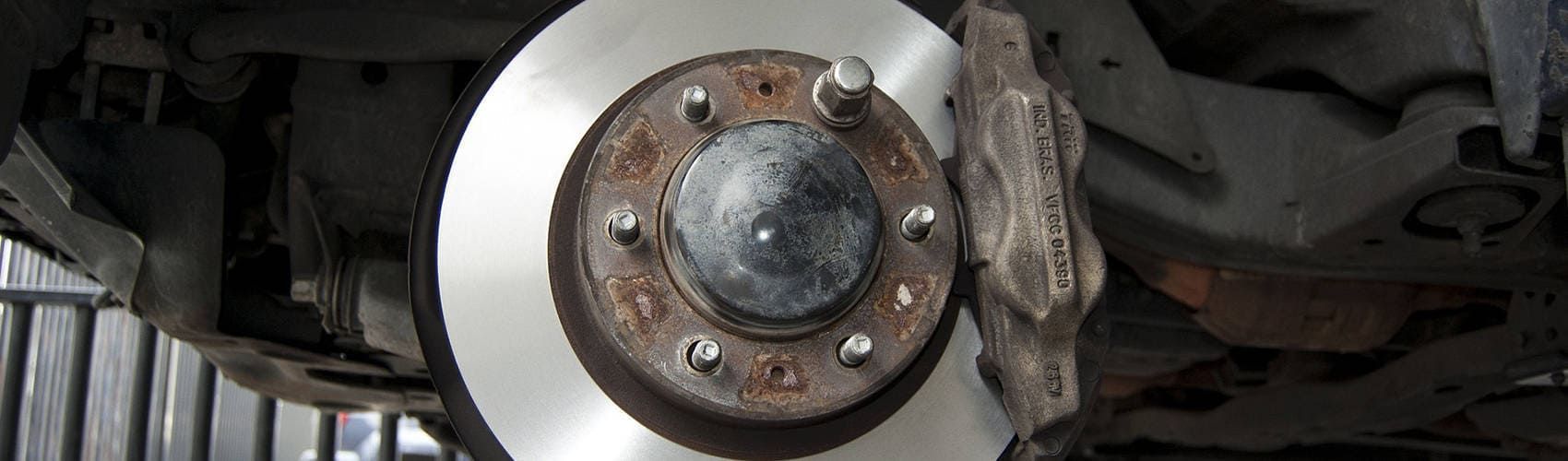 Eine Nahaufnahme einer rostigen Bremsscheibe an einem Auto.