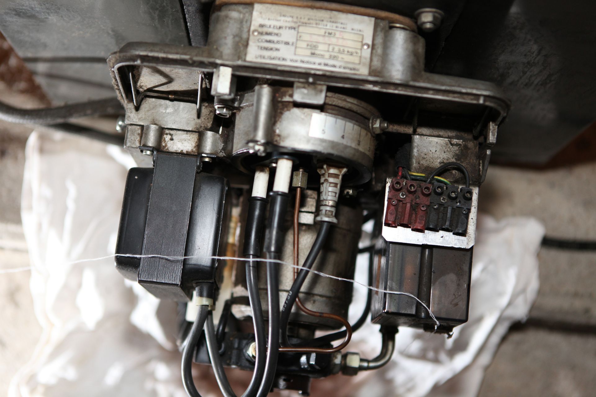 Des fils du moteur d'une chaudière au fioul