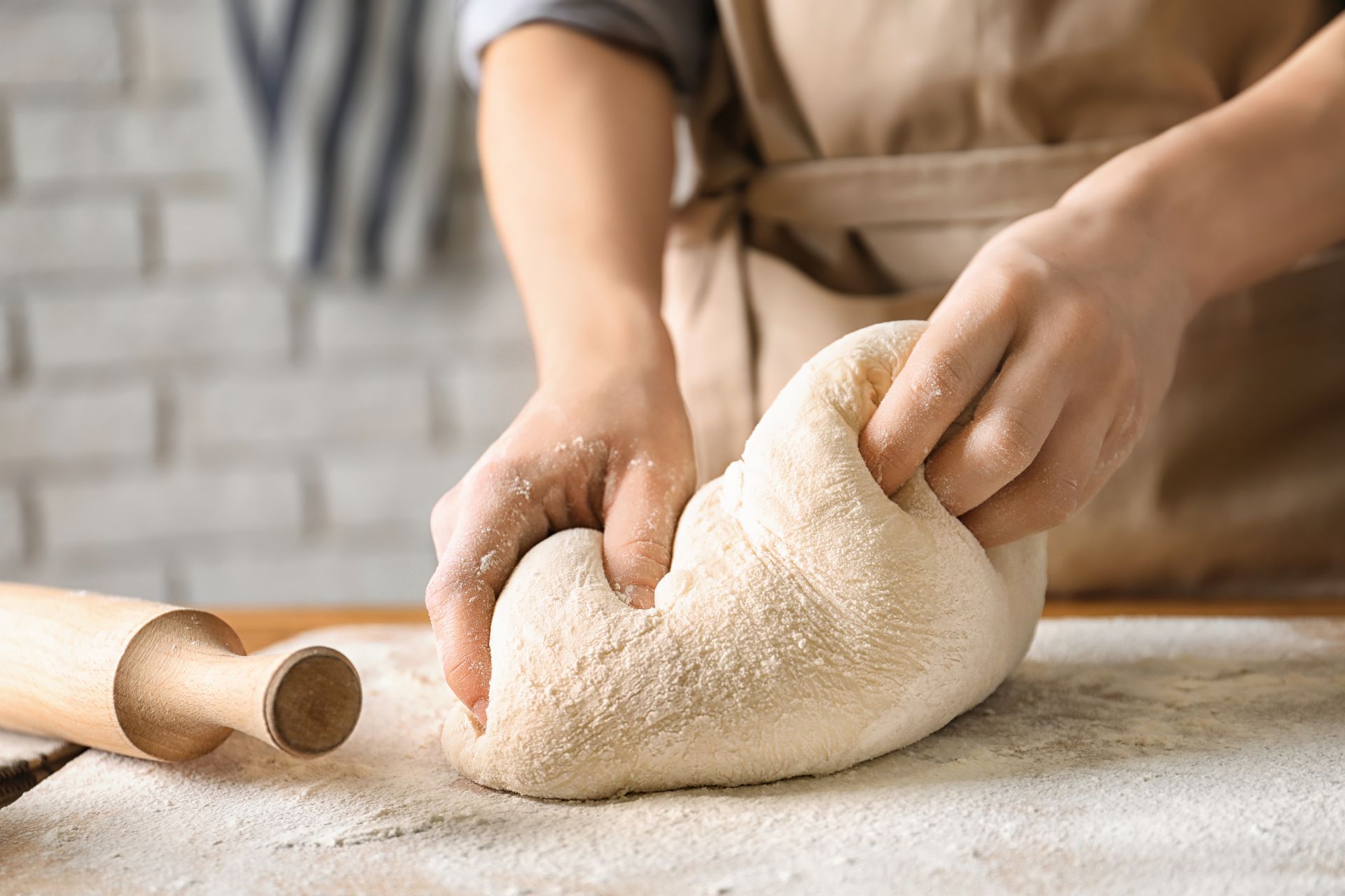 Leipuri käsittelee taikinaa