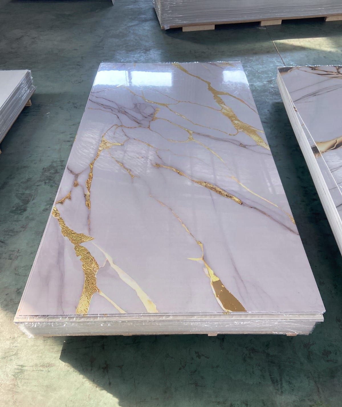 Un trozo de mármol con manchas doradas está sobre una mesa.