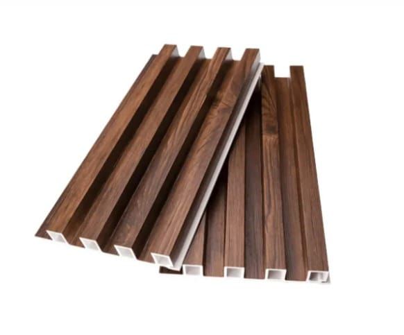 Una pila de listones de madera sobre un fondo blanco.