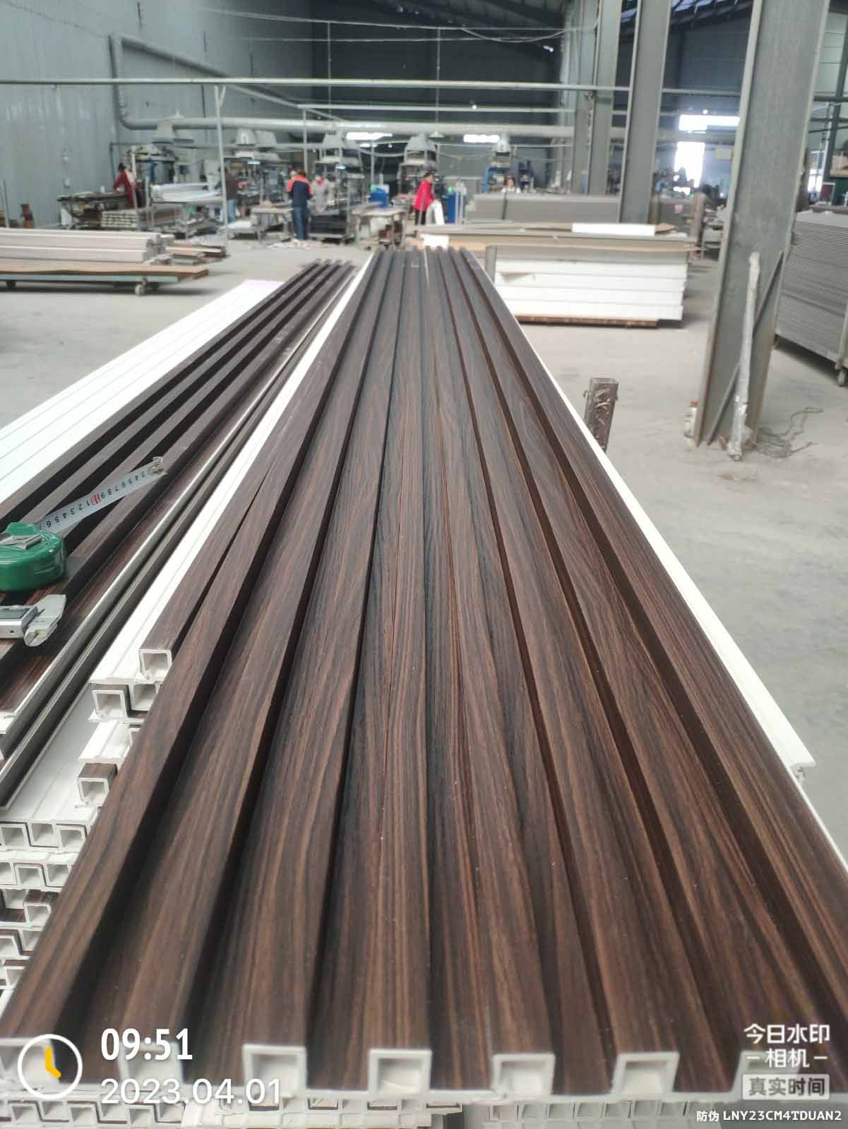 Un almacén lleno de muchas tablas de madera.