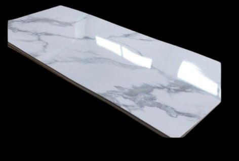 Una baldosa de mármol blanco sobre un fondo negro