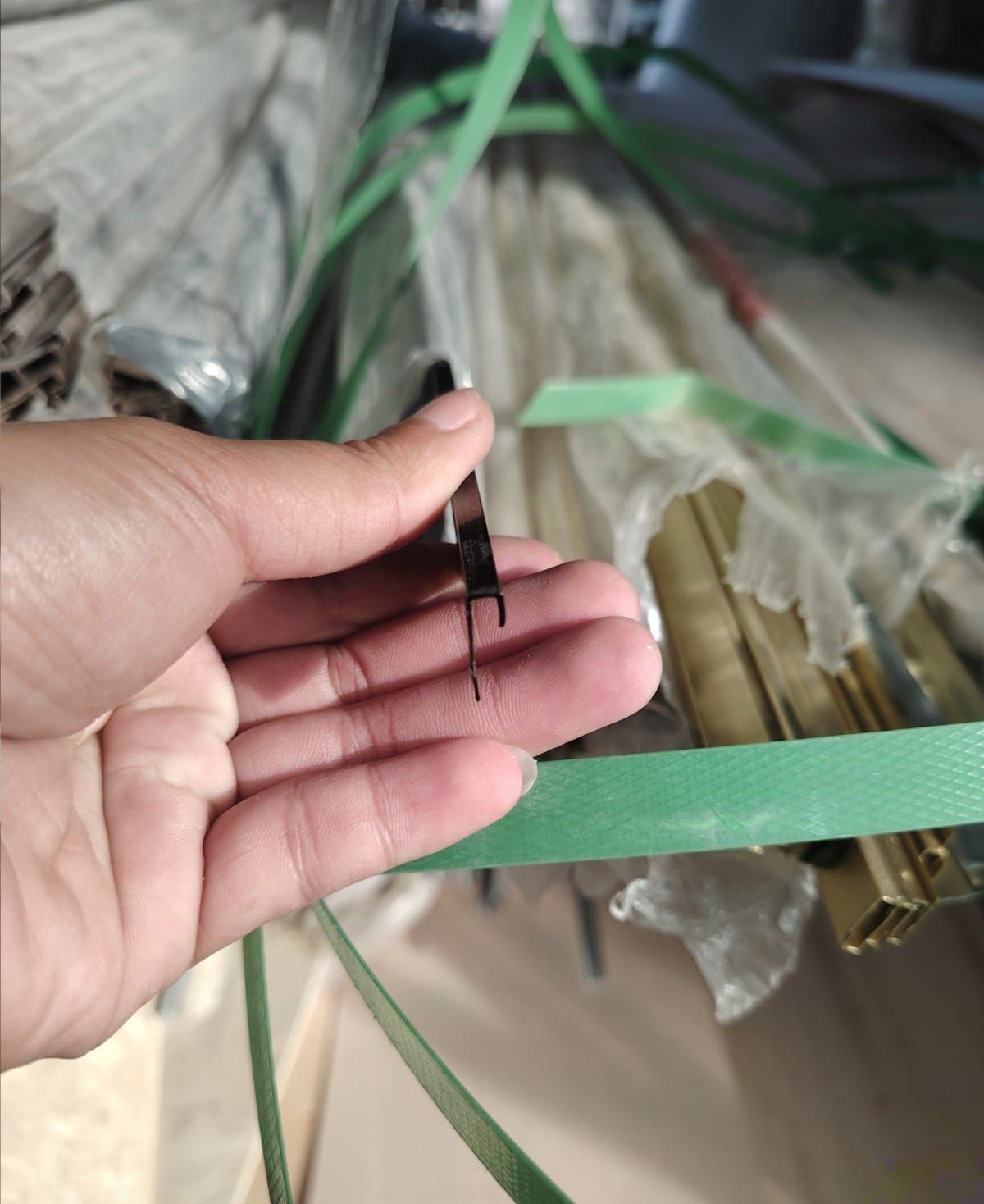 Una persona sostiene un trozo de metal en su mano.