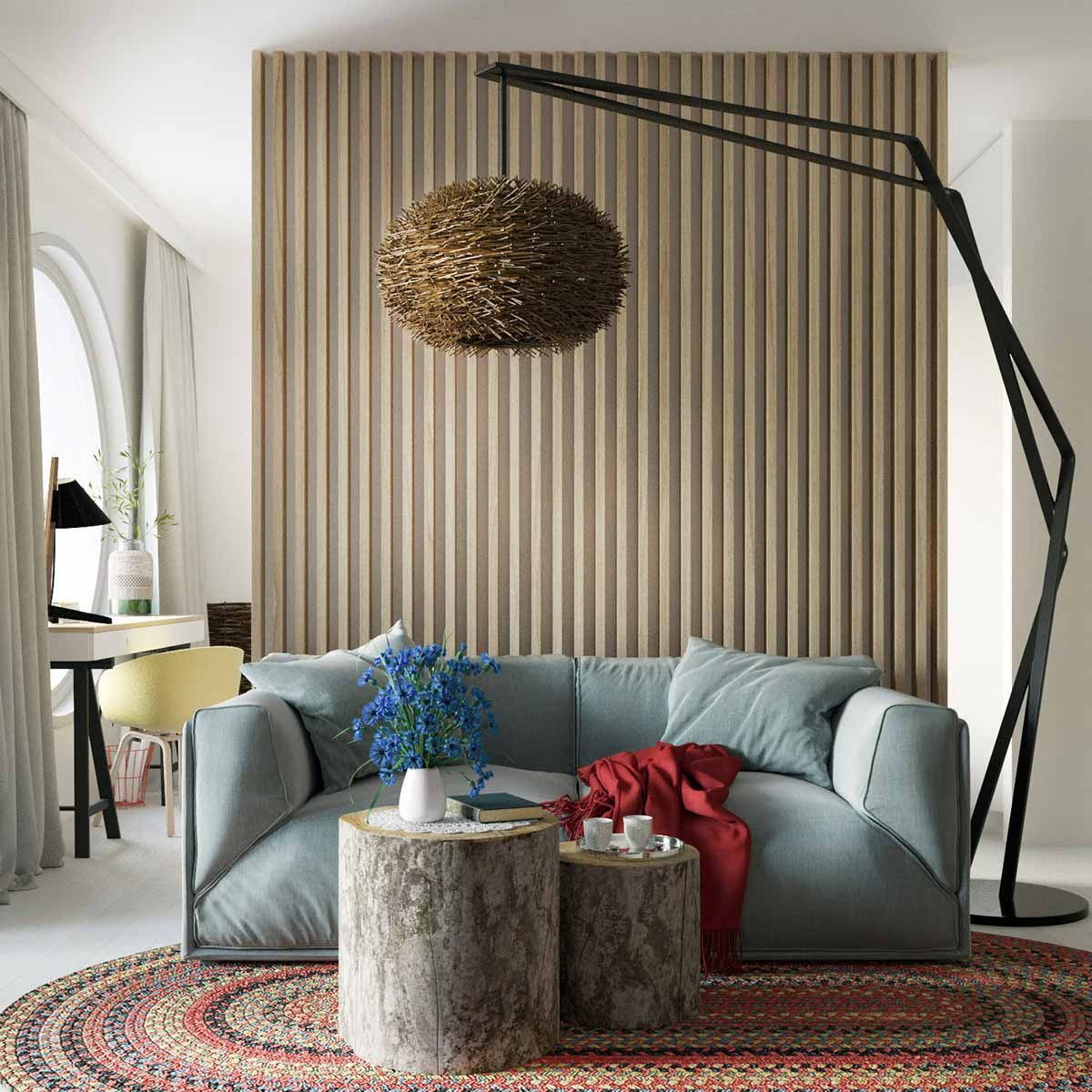 Una sala de estar con un sofá, dos mesas y una lámpara.
