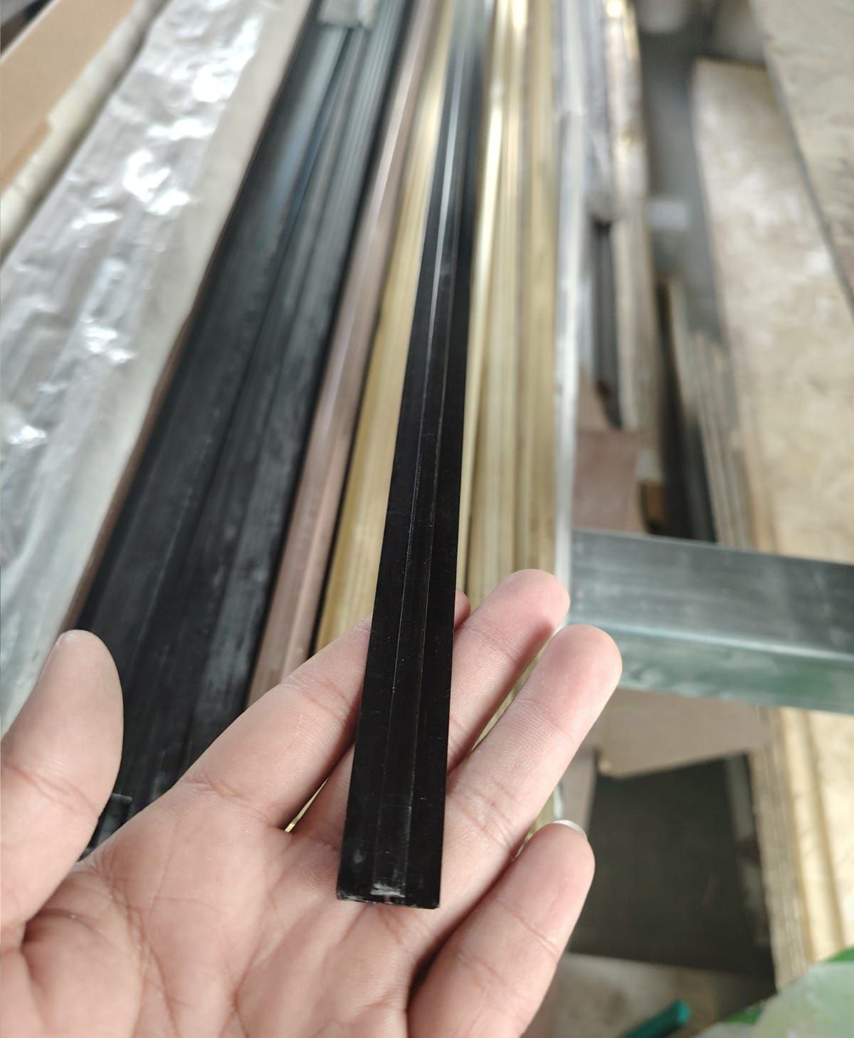 Una persona sostiene un trozo de metal en su mano.