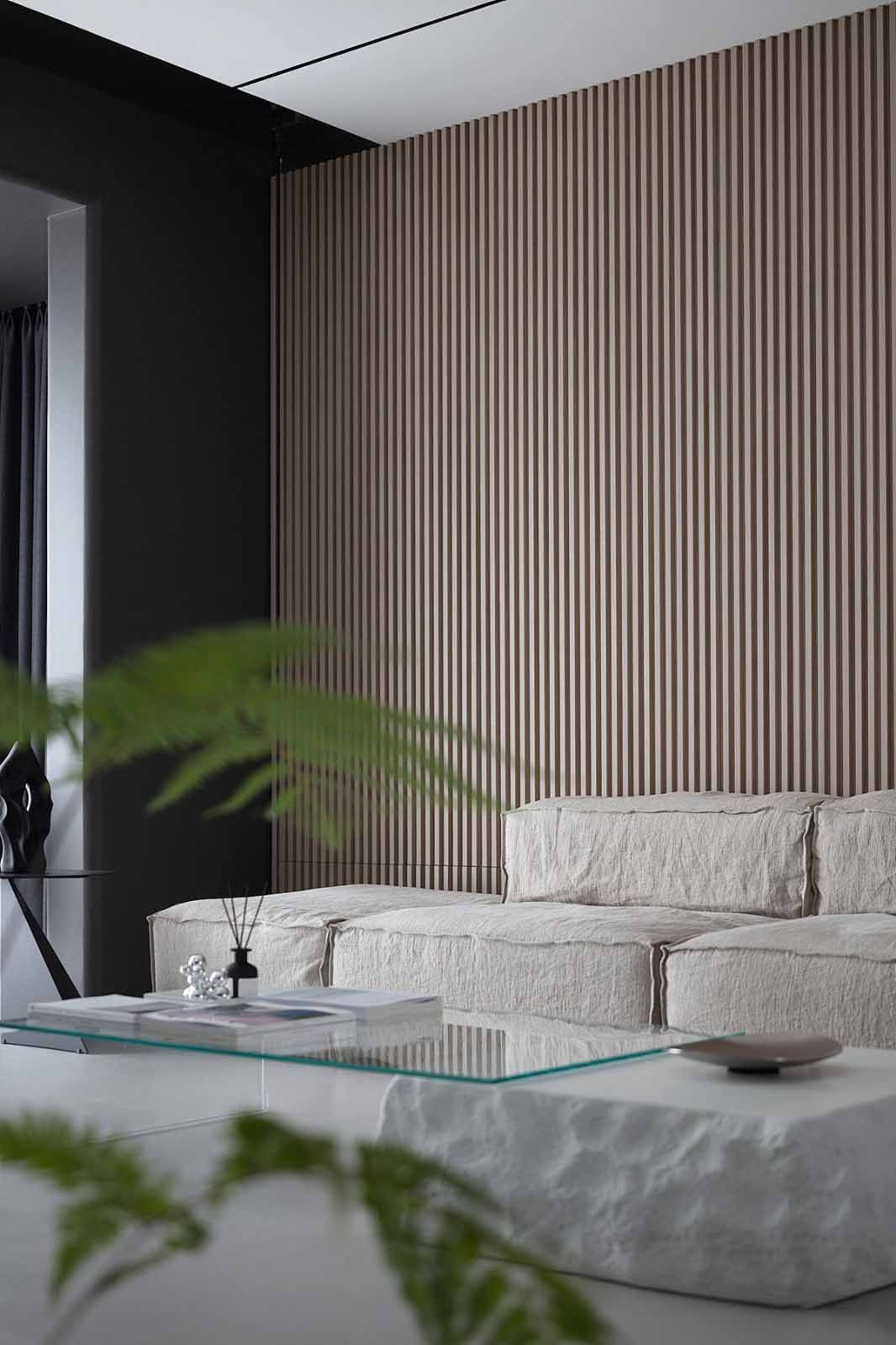 Una sala de estar con un sofá y una mesa de café.