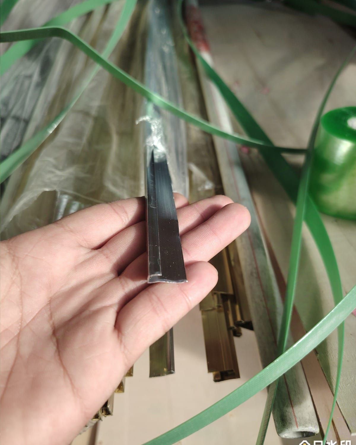 Una persona sostiene un trozo de metal en su mano.