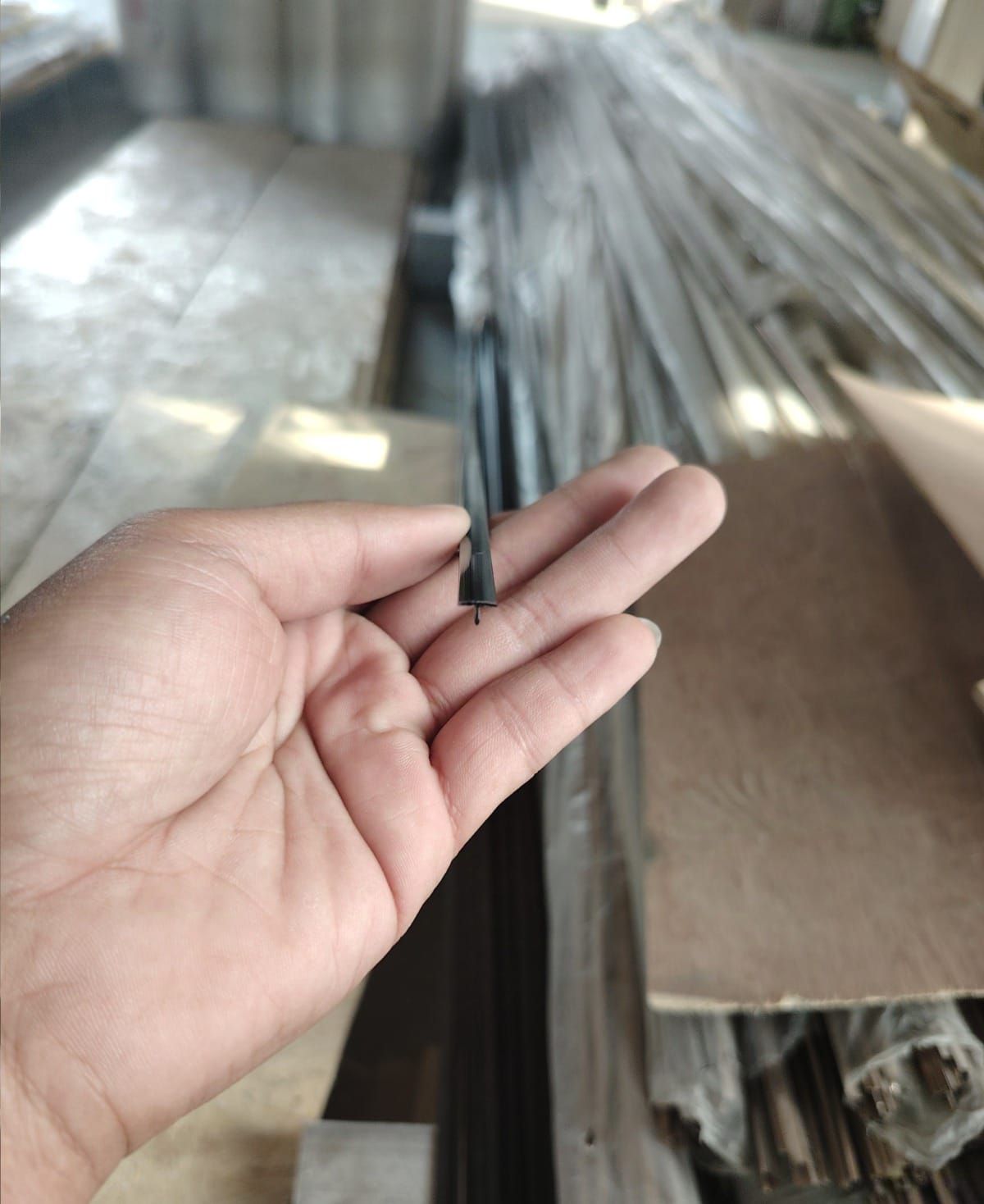 Una persona sostiene un trozo de metal en su mano.