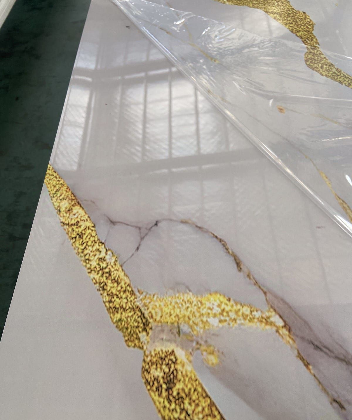 Un primer plano de un trozo de mármol con una franja dorada.