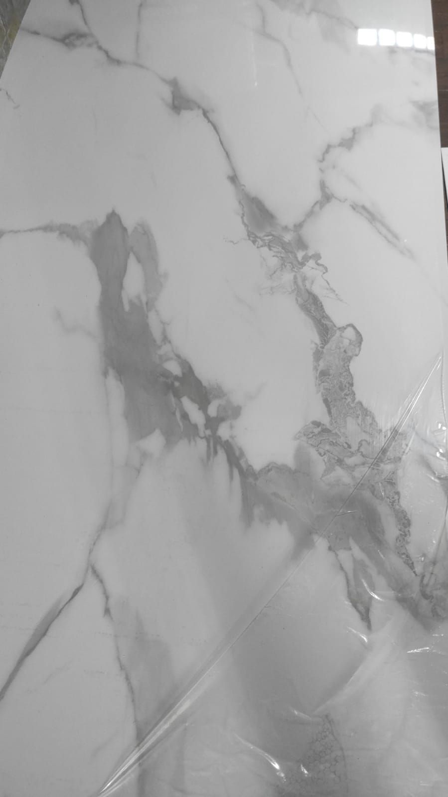 Un primer plano de un azulejo blanco con textura de mármol.