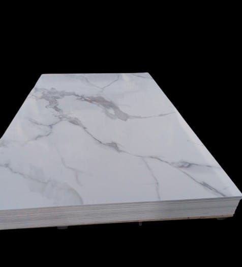 Una hoja de papel con un patrón de mármol está sobre una mesa.