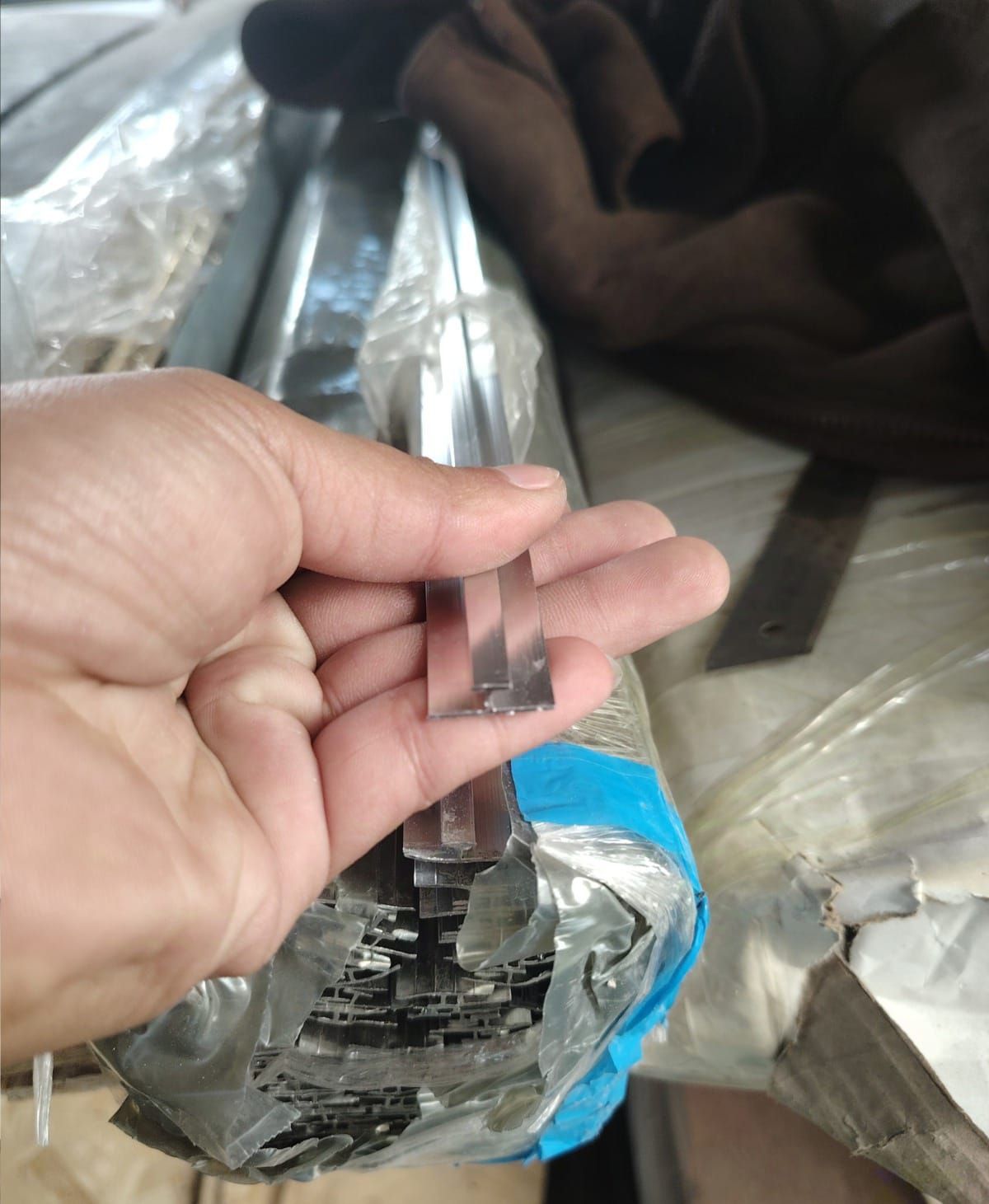 Una persona sostiene un trozo de metal en su mano.