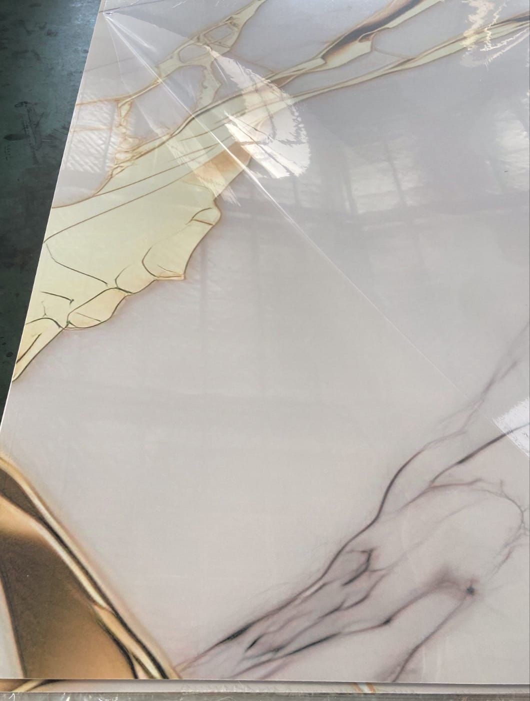 Un primer plano de una baldosa de mármol con un borde dorado.