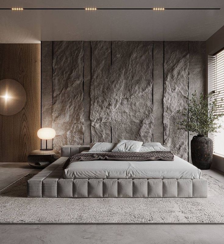 Hay una cama grande en el medio de la habitación.