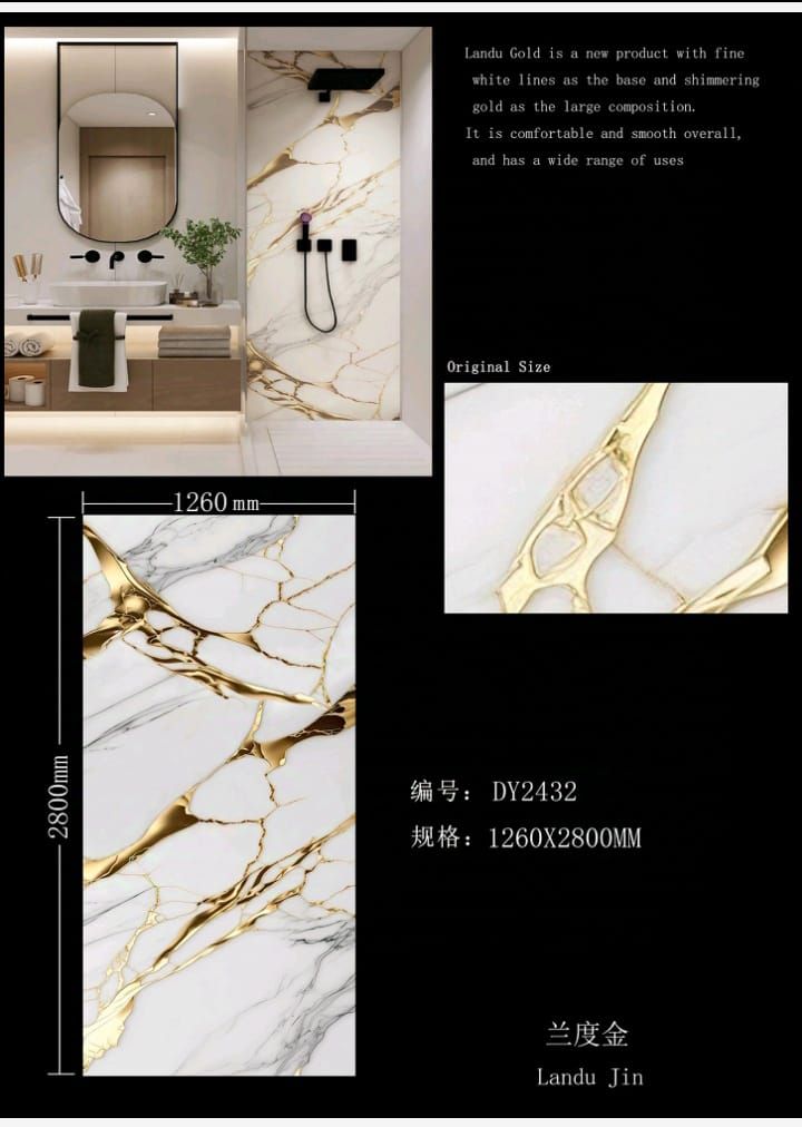 Hay una foto de un baño con una pared de mármol.