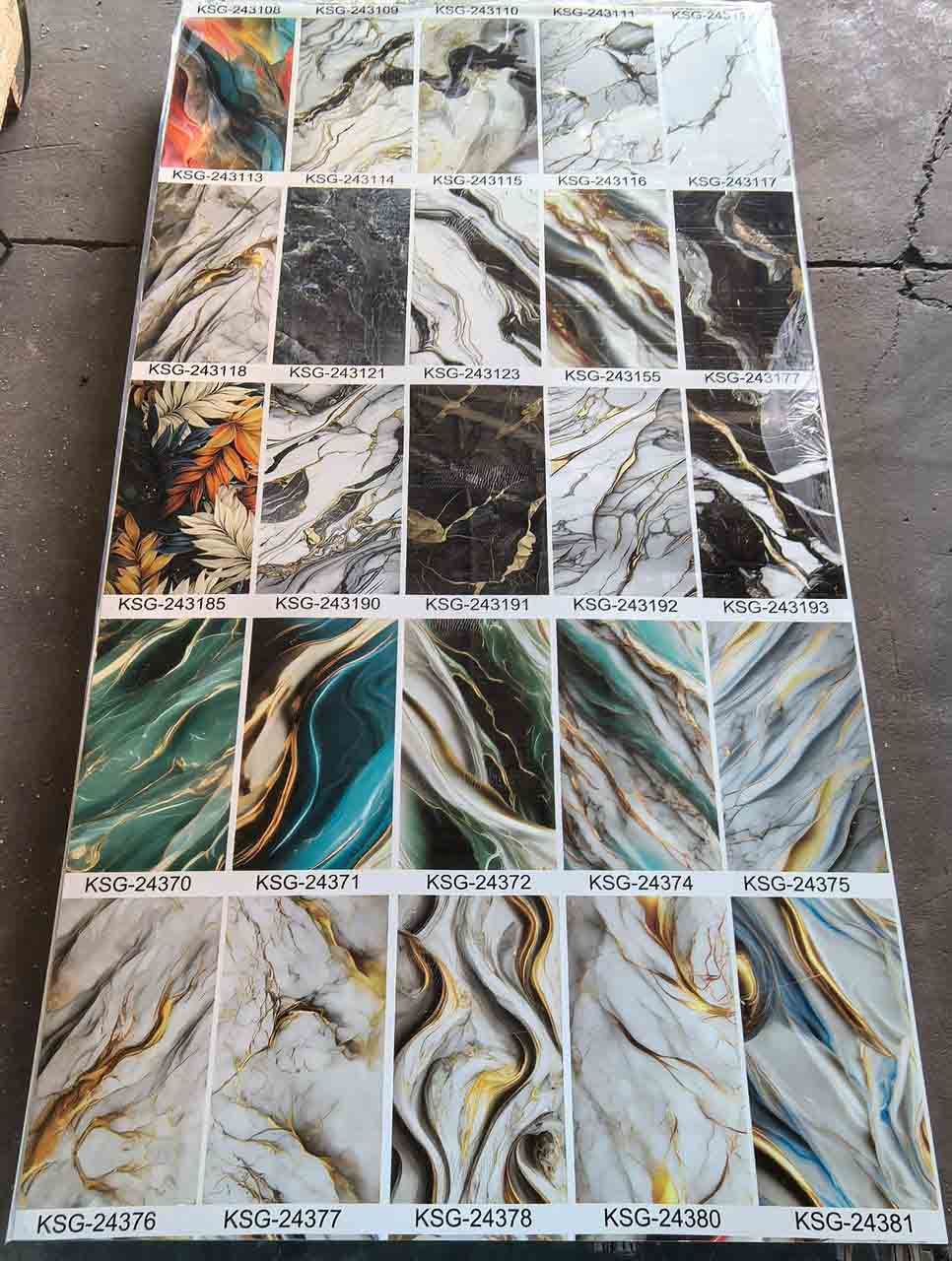 Una mesa con un montón de diferentes patrones de mármol sobre ella.