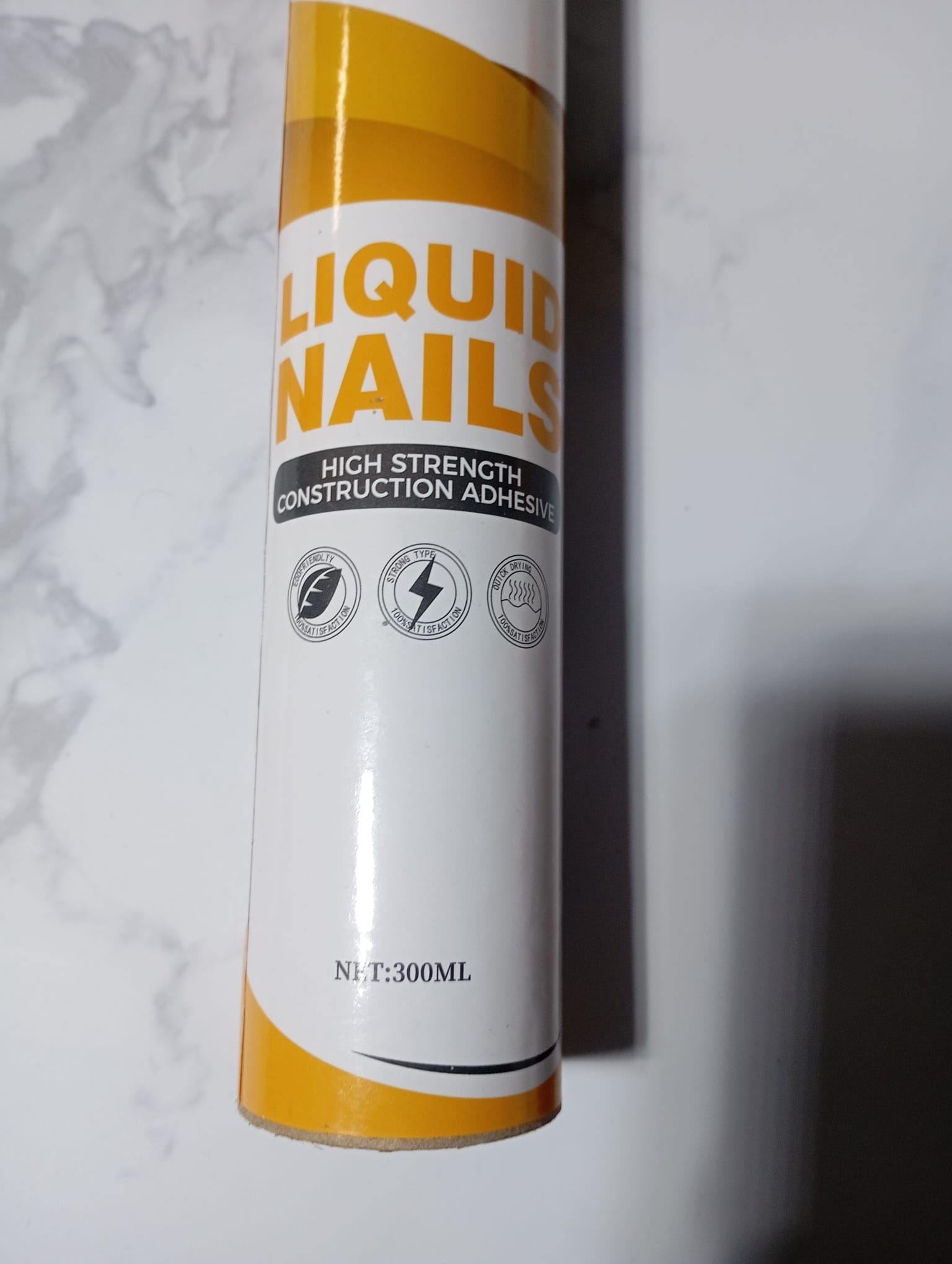Una lata de adhesivo de construcción de alta resistencia para clavos líquidos.