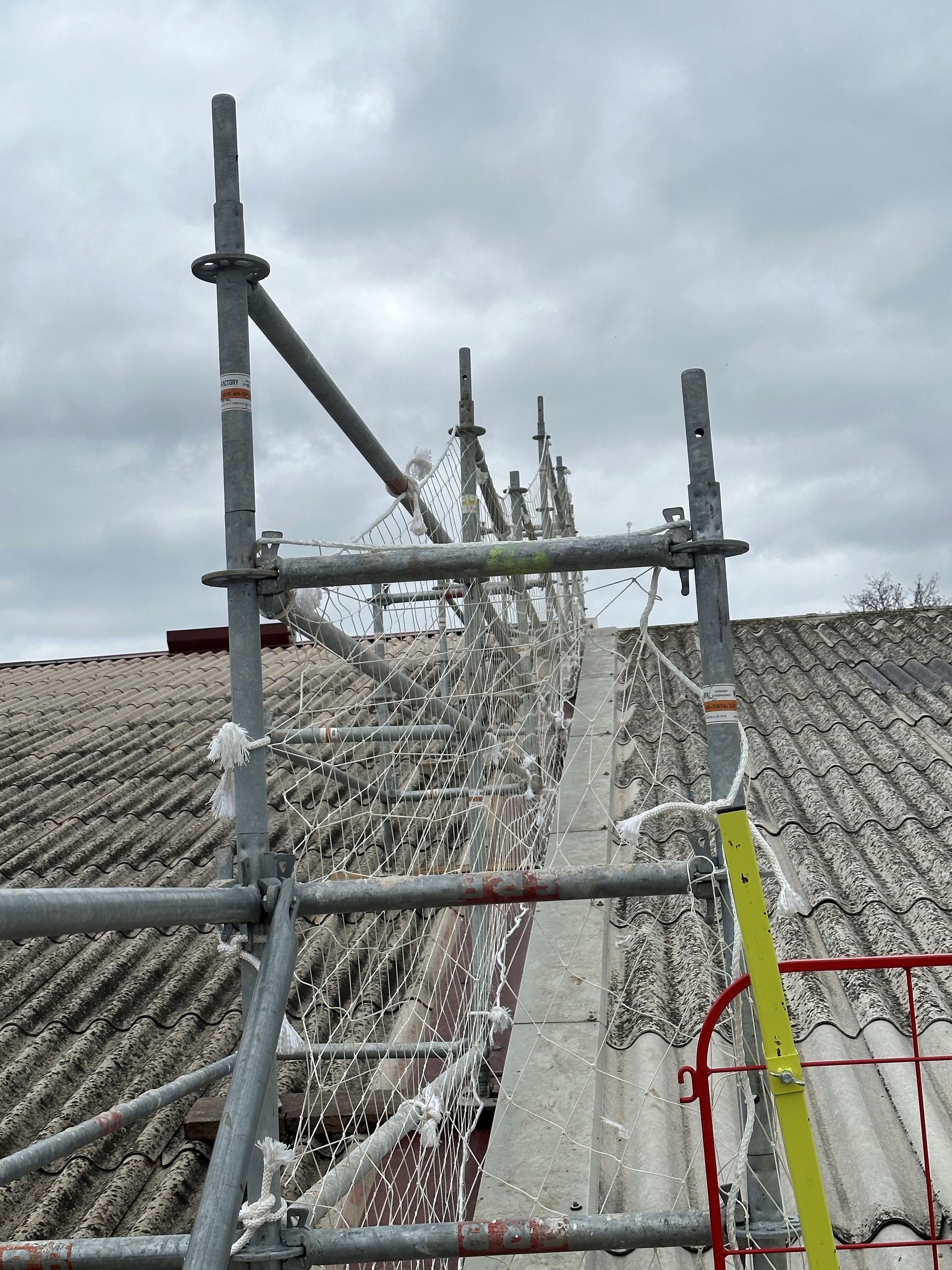Échafaudage en escalier sur toit