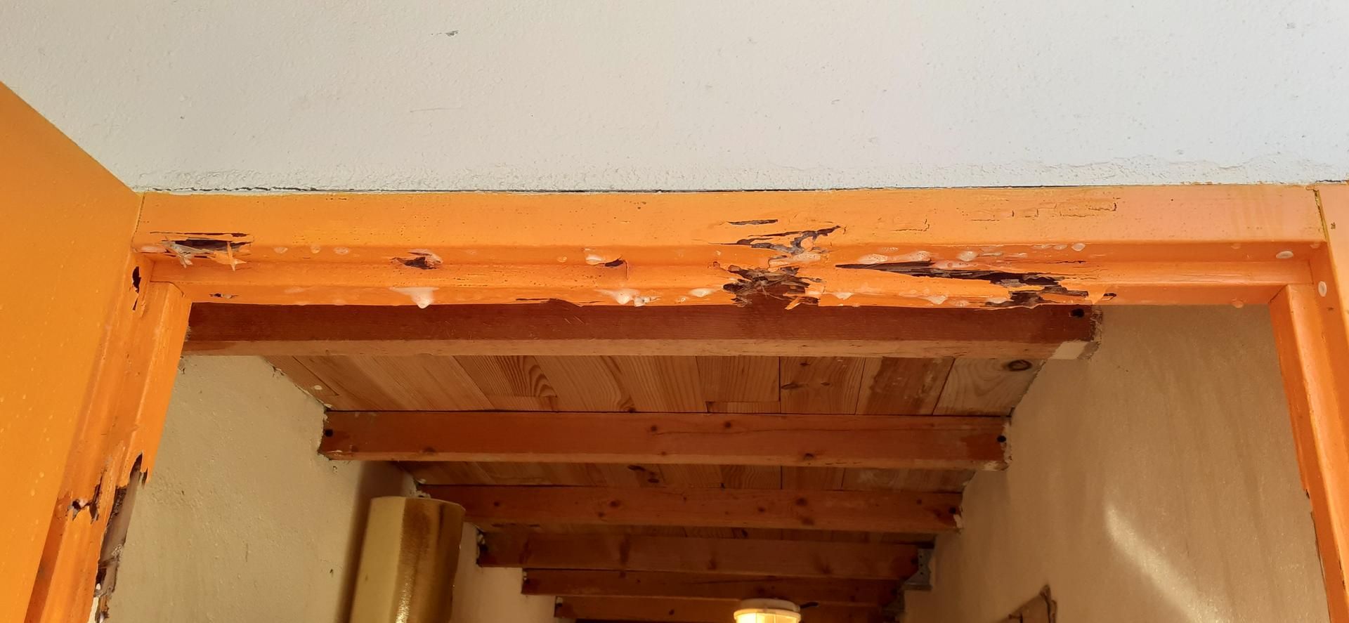 Bois foncé abîmés 