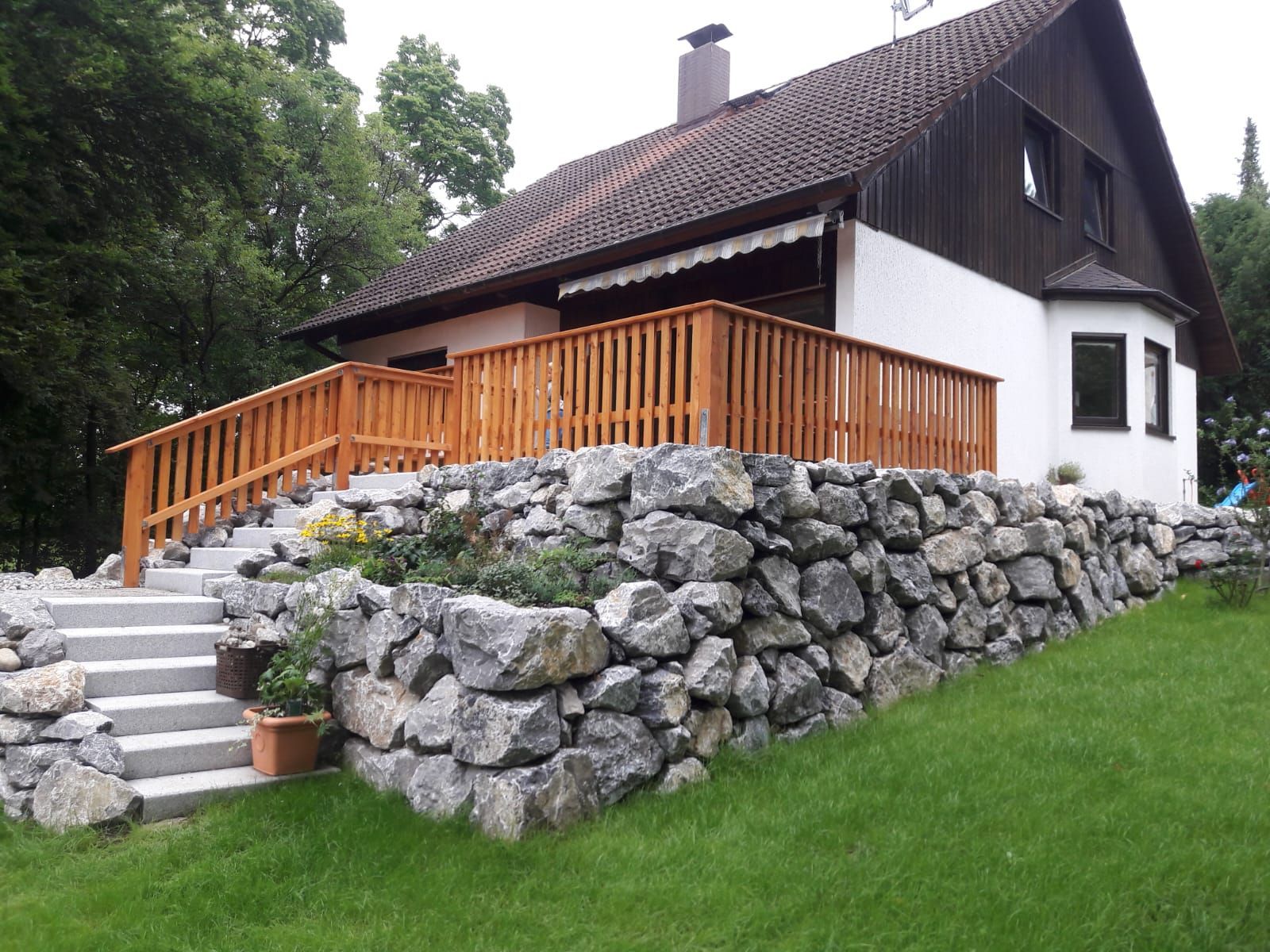 Holzzaun im Garten