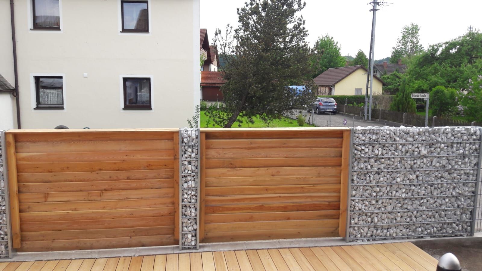 Moderner Holzzaun mit Betonpfosten