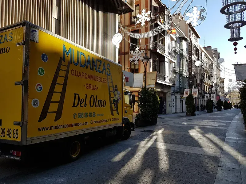 Camión de mudanzas amarillo 