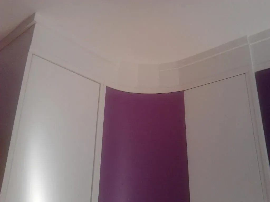 Armario blanco y morado con una sección curva.