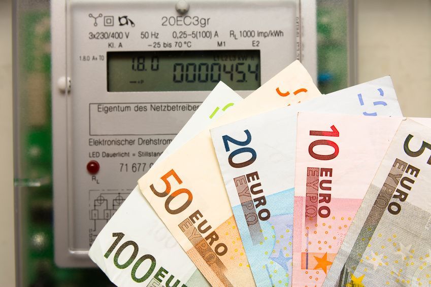 Ein Bündel Euroscheine auf einem Zähler
