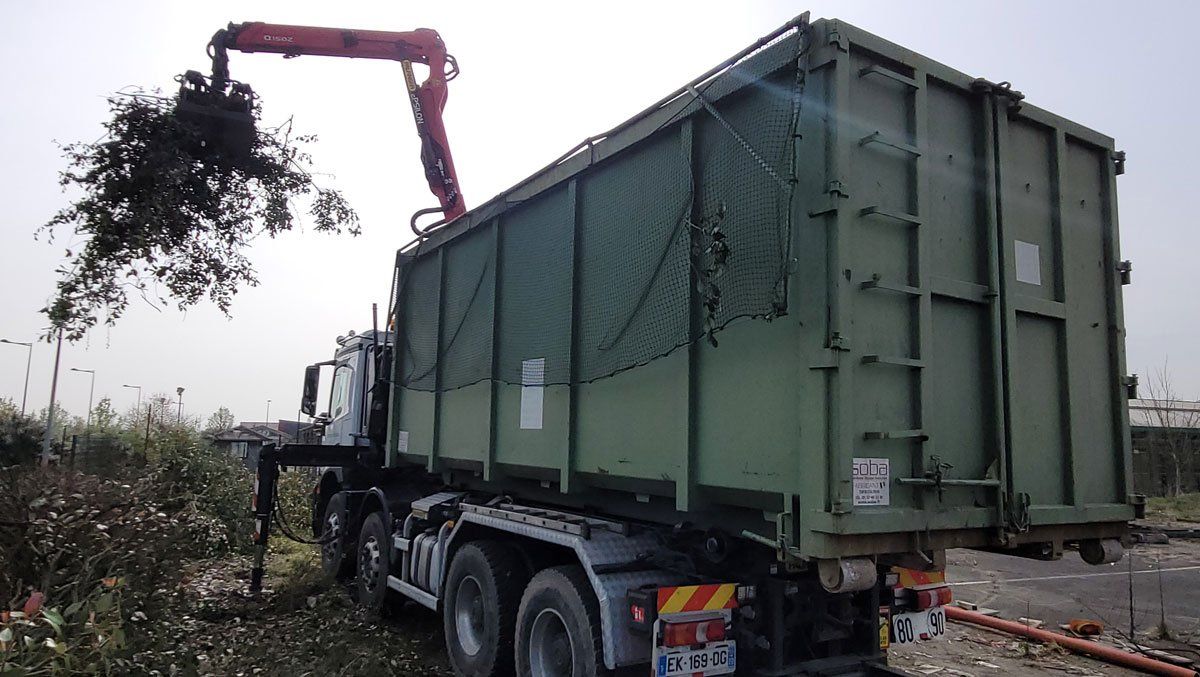 Benne sur camion à grappin avec filet