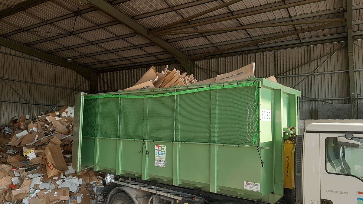 Camion arrivant avec des déchets cartons