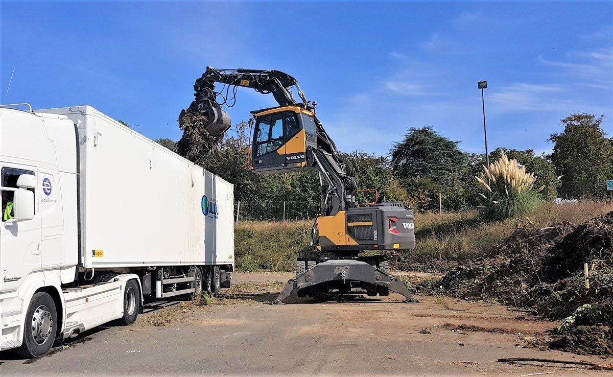 Camion et tractopelle de TGE
