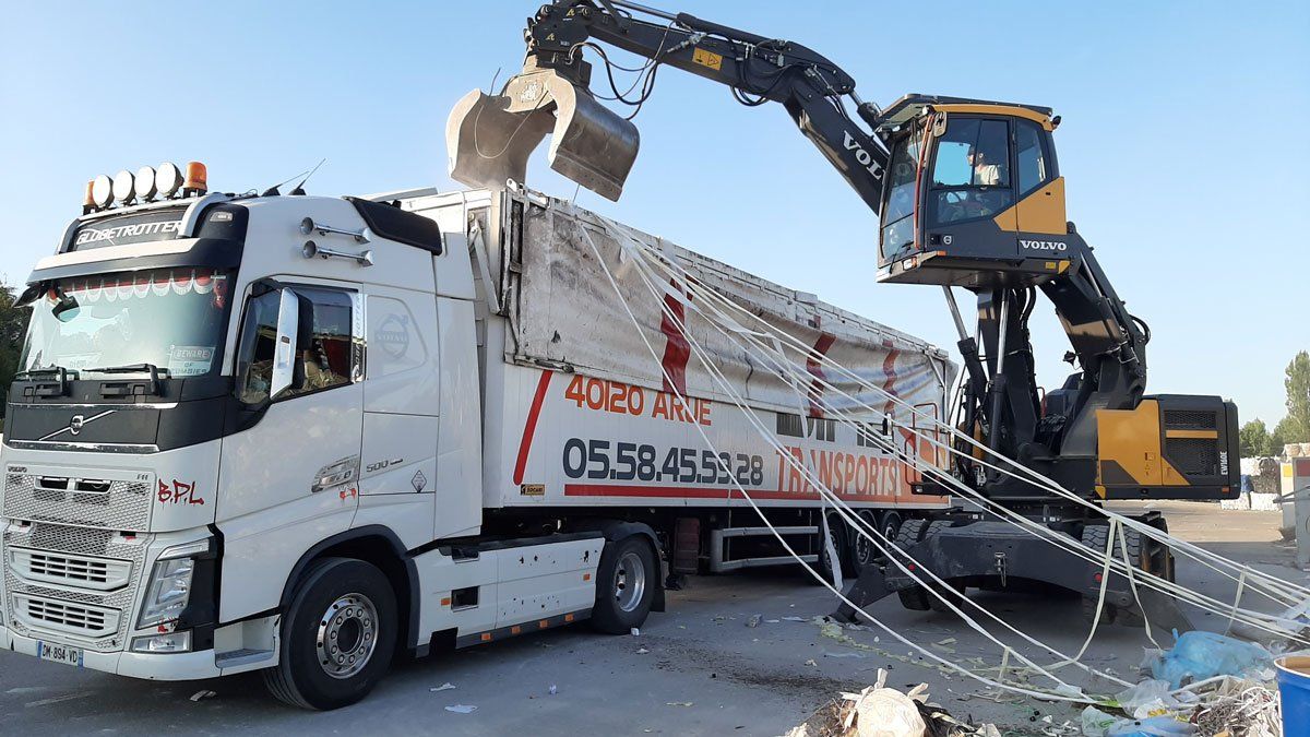 Camion et tractopelle de TGE