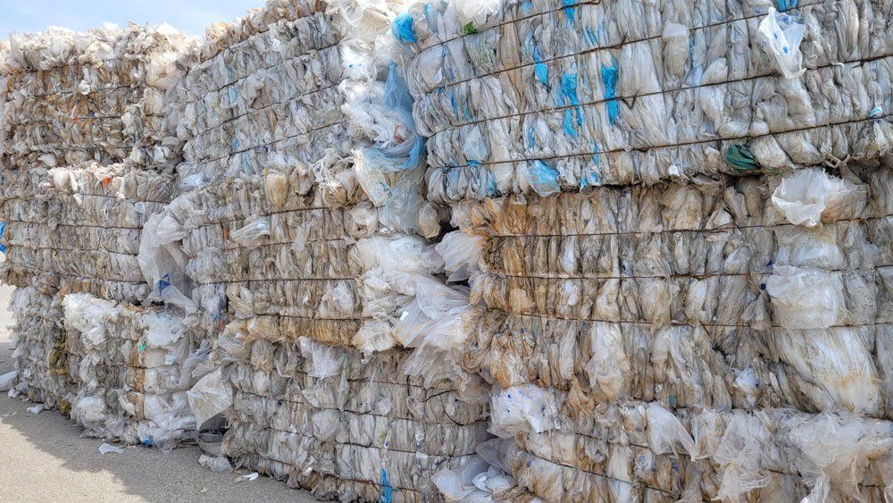 Déchets plastiques mis en pack